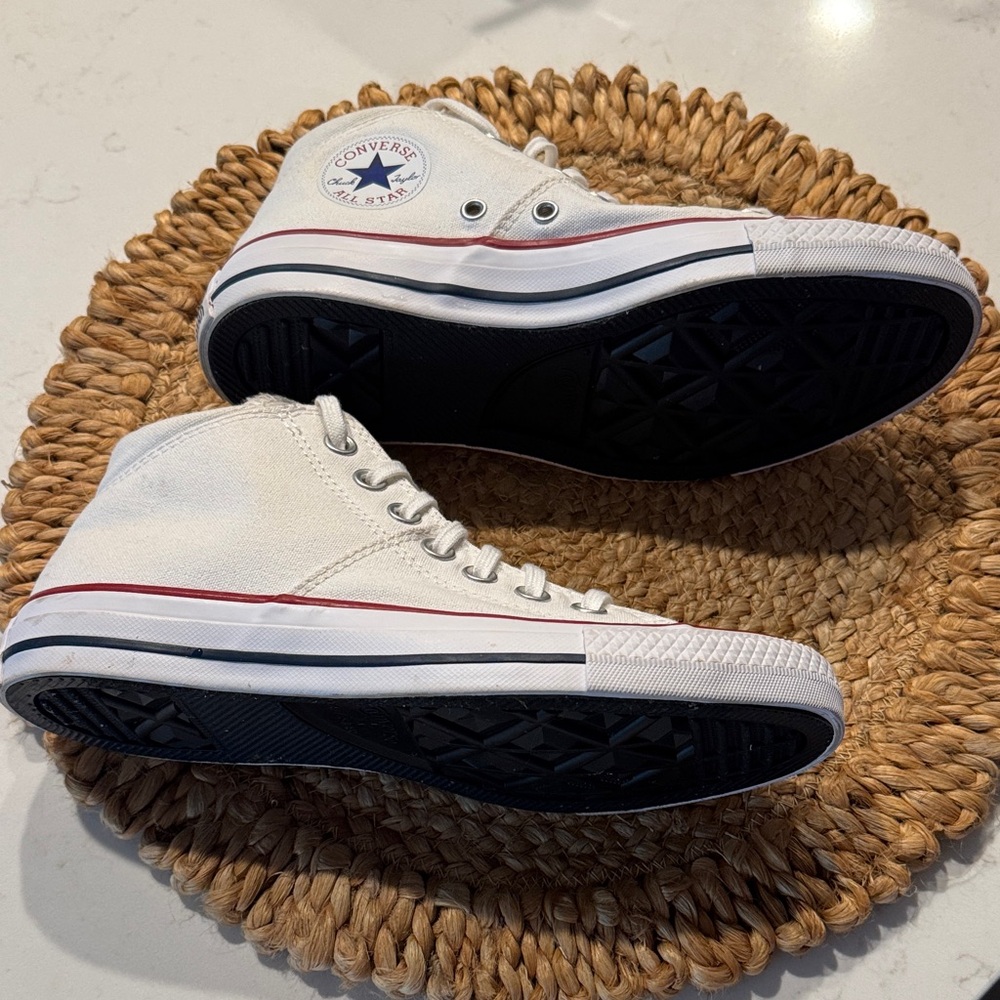 Converse Women’s White and Red Sneakers like new - Picture 3 of 6